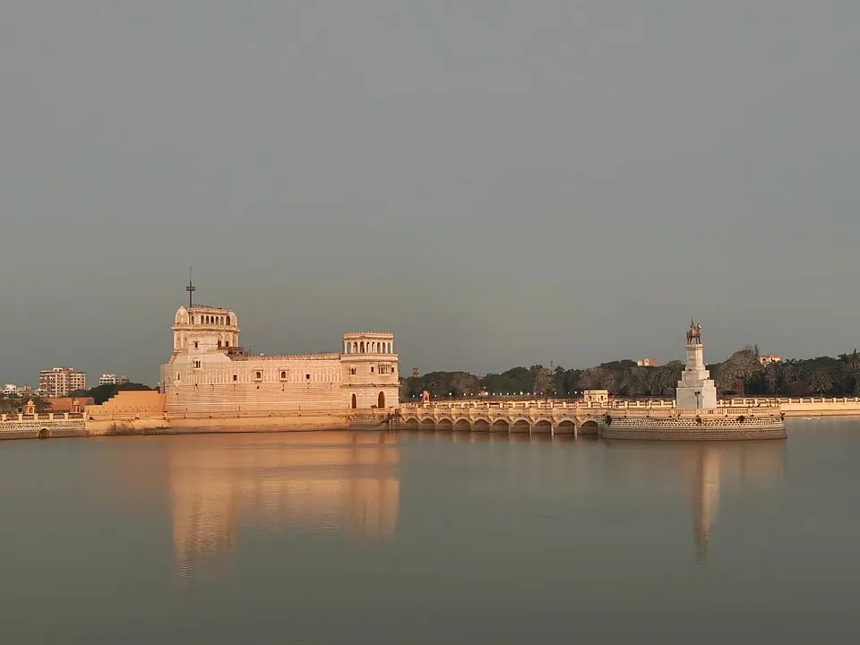 The lake fortress of Lakhota